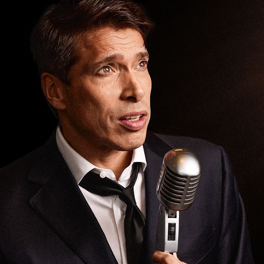 Een man kijkt naar het licht en praat in een microfoon.