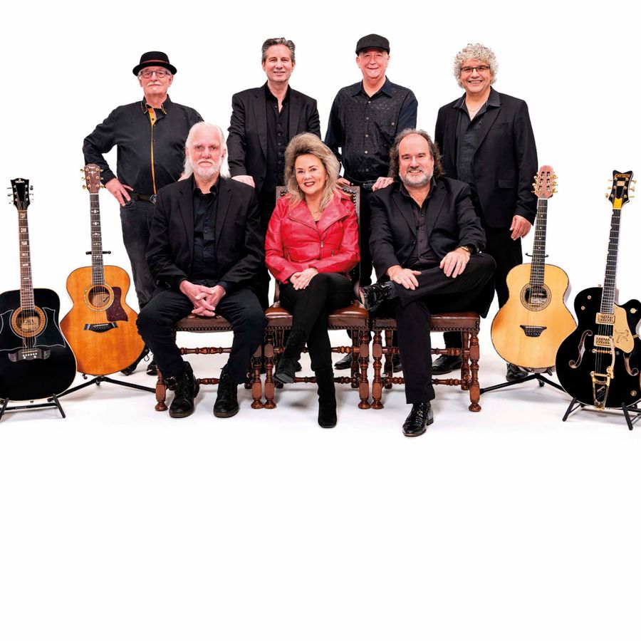 Een groepsfoto van Back to the Country met hun gitaren.