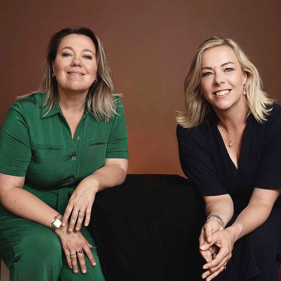 Foto Nynke en Esther lachend.