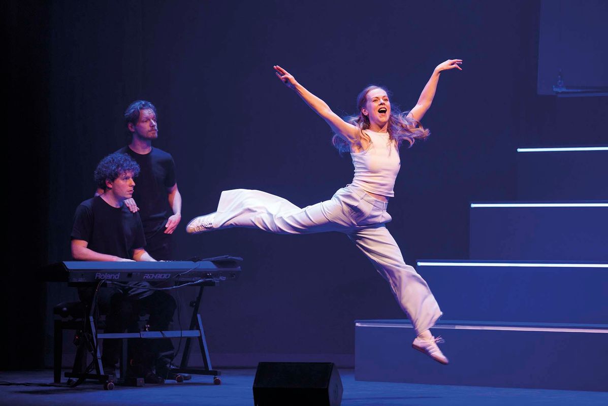 Lisa Ostermann springend in de lucht