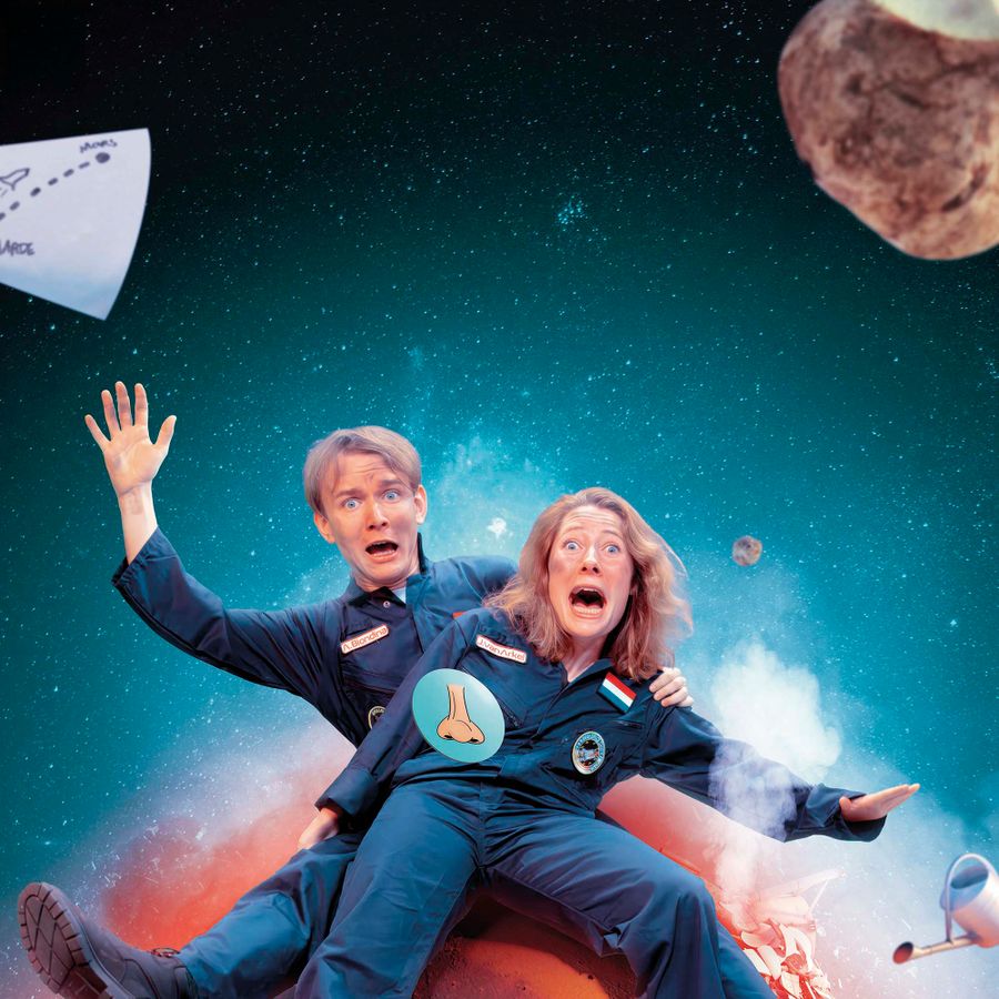 Twee mensen in ruimtepakken met geschrokken gezichten,  met op de achtergrond de sterrenhemel.