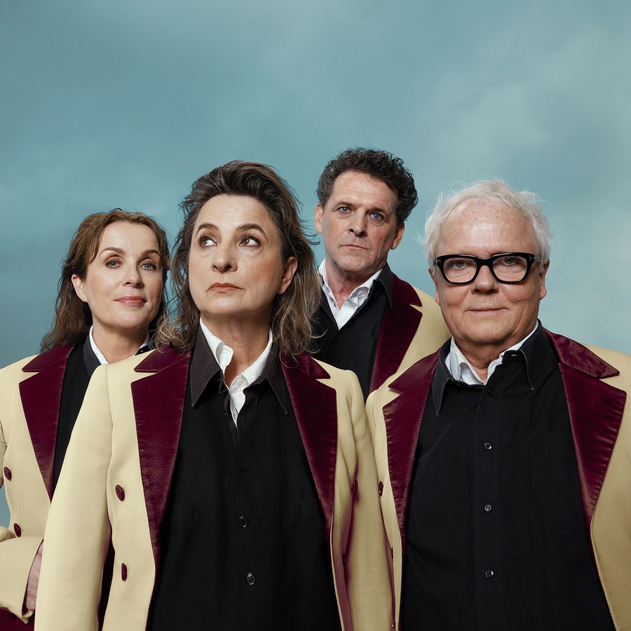 groepsfoto van Mark, Jacqueline, Annick en Dick met een blauwe achtergrond.