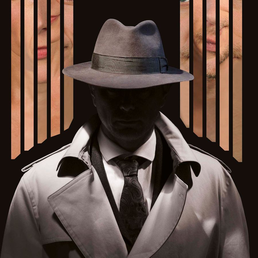 Man met hoed en jas in schaduw, op de achtergrond verticale strepen met delen van een gezicht.