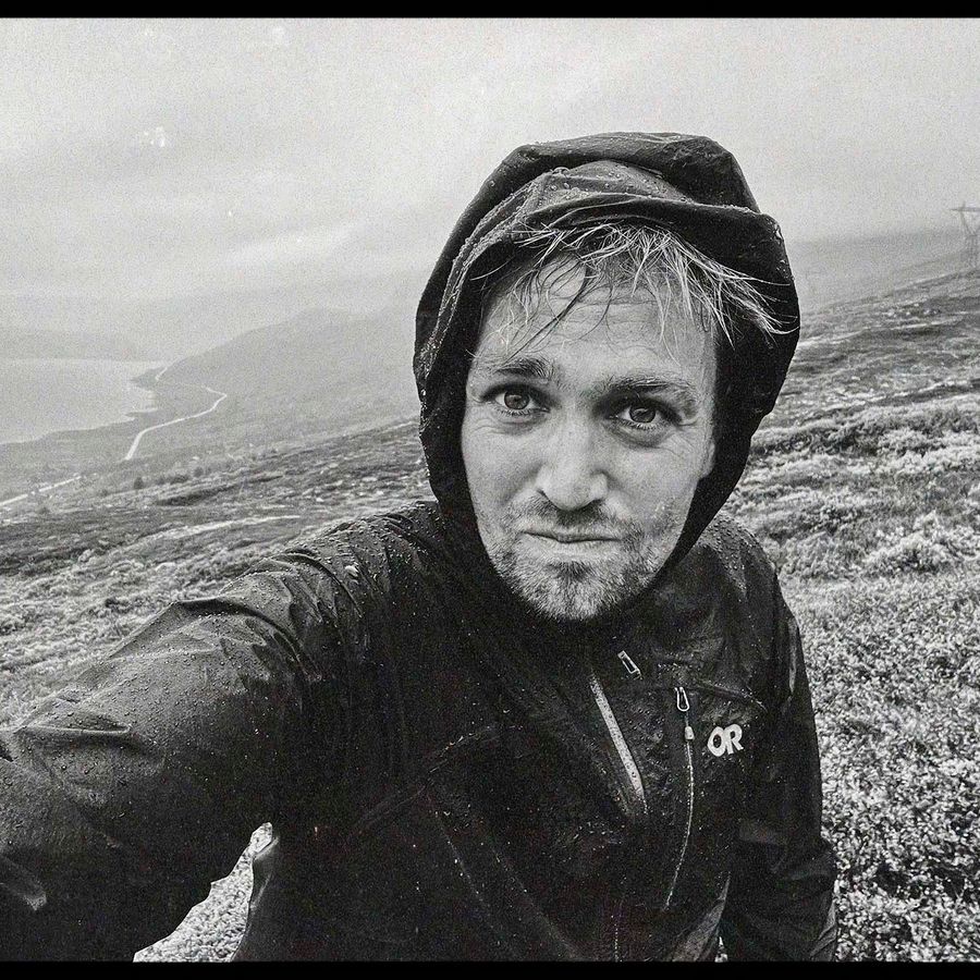 Zwart wit selfie van Tim. Hij is nat van de regen.