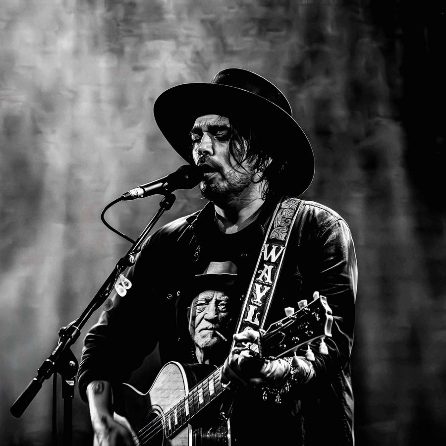 Zwart wit foto van Waylon zingend in de microfoon.