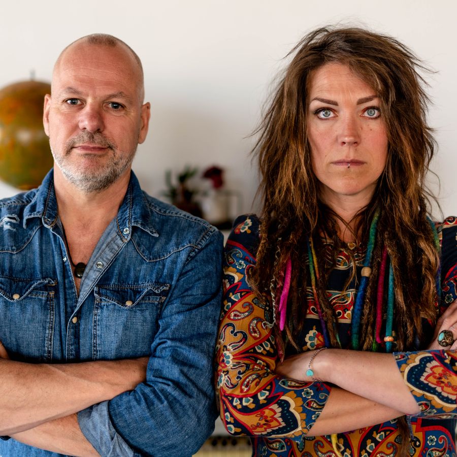 Lin en Jur naast elkaar met hun armen over elkaar.
