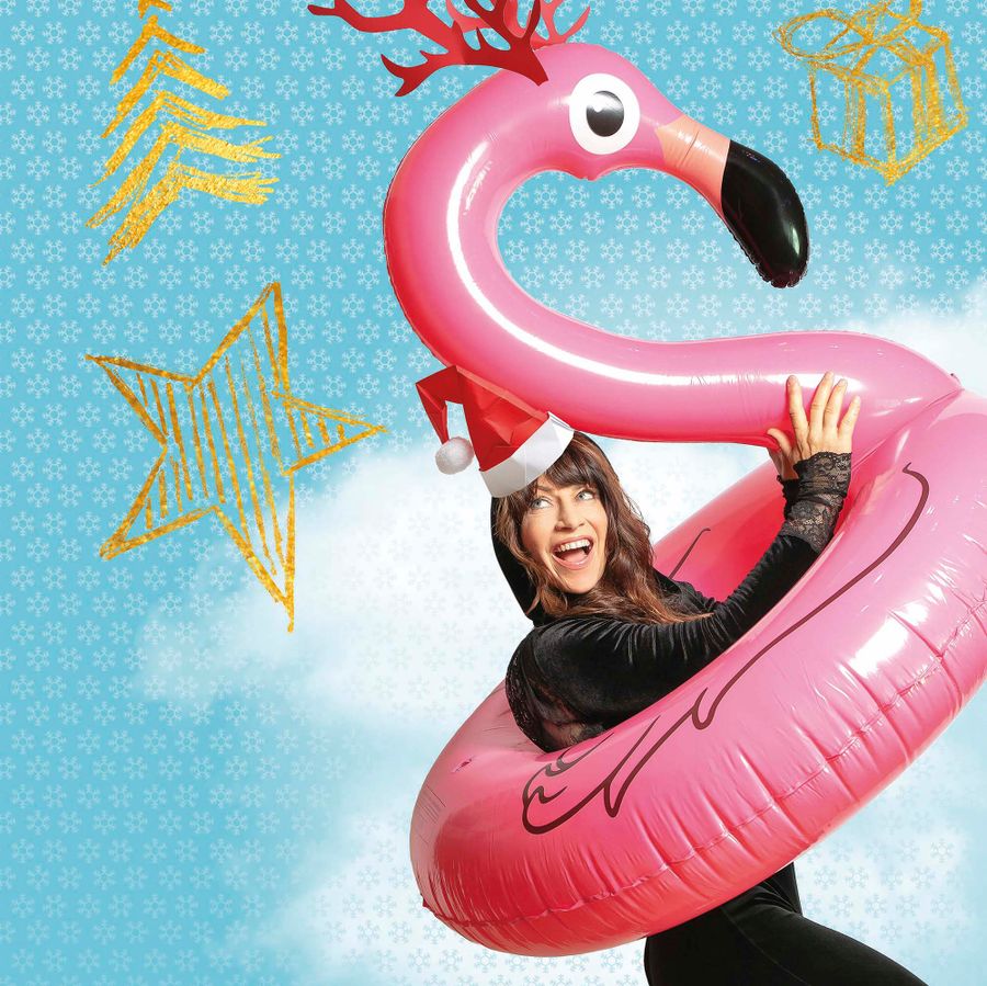 Ellen in een opblaasbare flamingo met een kerst muts op.