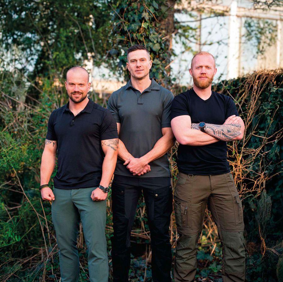 Groepsfoto van Dai Carter, Derek de Vries en Robin Imthorn in de natuur. 