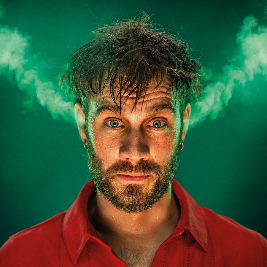 Pieter staat voor een groene achtergrond en er komt stoom uit zijn oren.