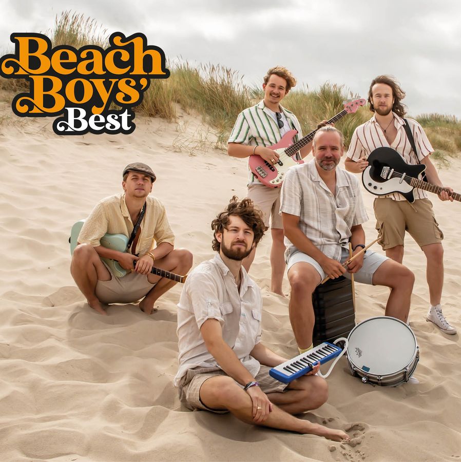 Een foto van vijf jonge mannen op het strand.