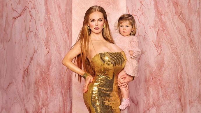 Lisa Ostermann met klein meisje op haar arm