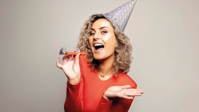 Iris Rulkens met een feesthoedje op