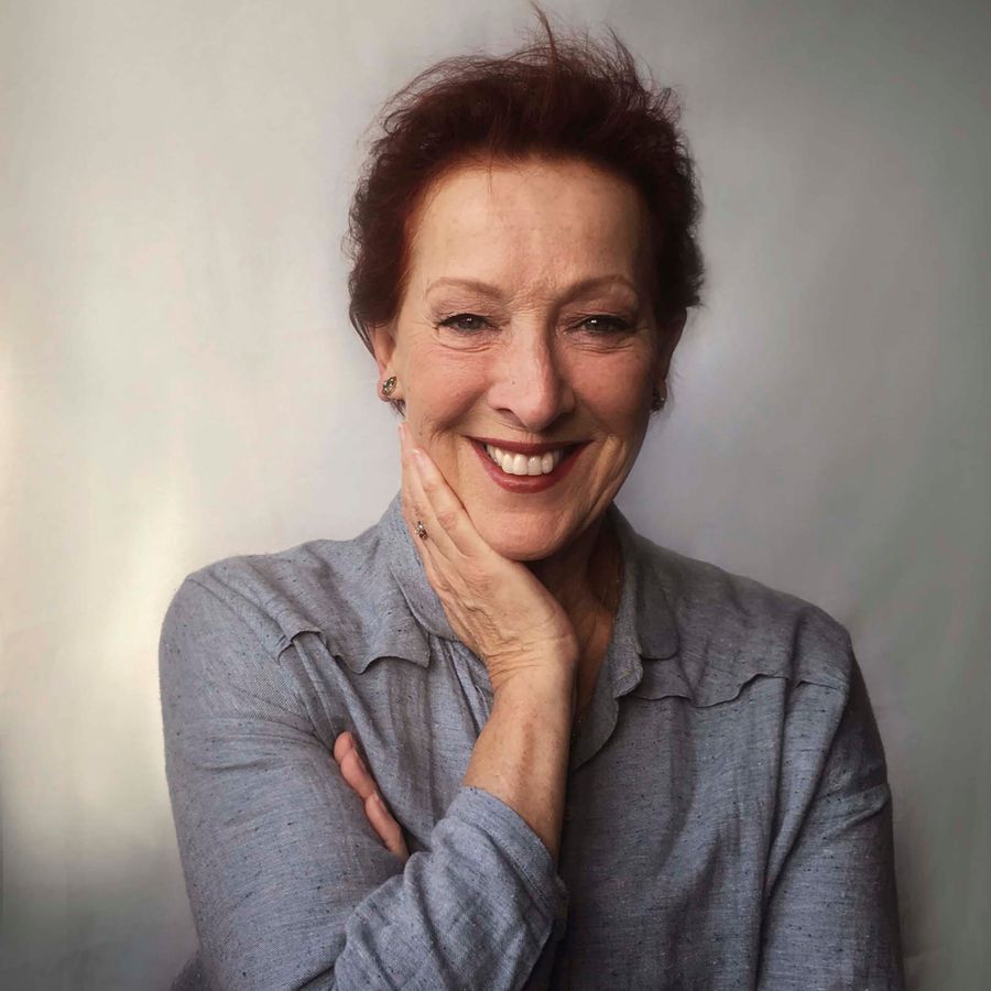 Een foto van een lachende Loes Luca