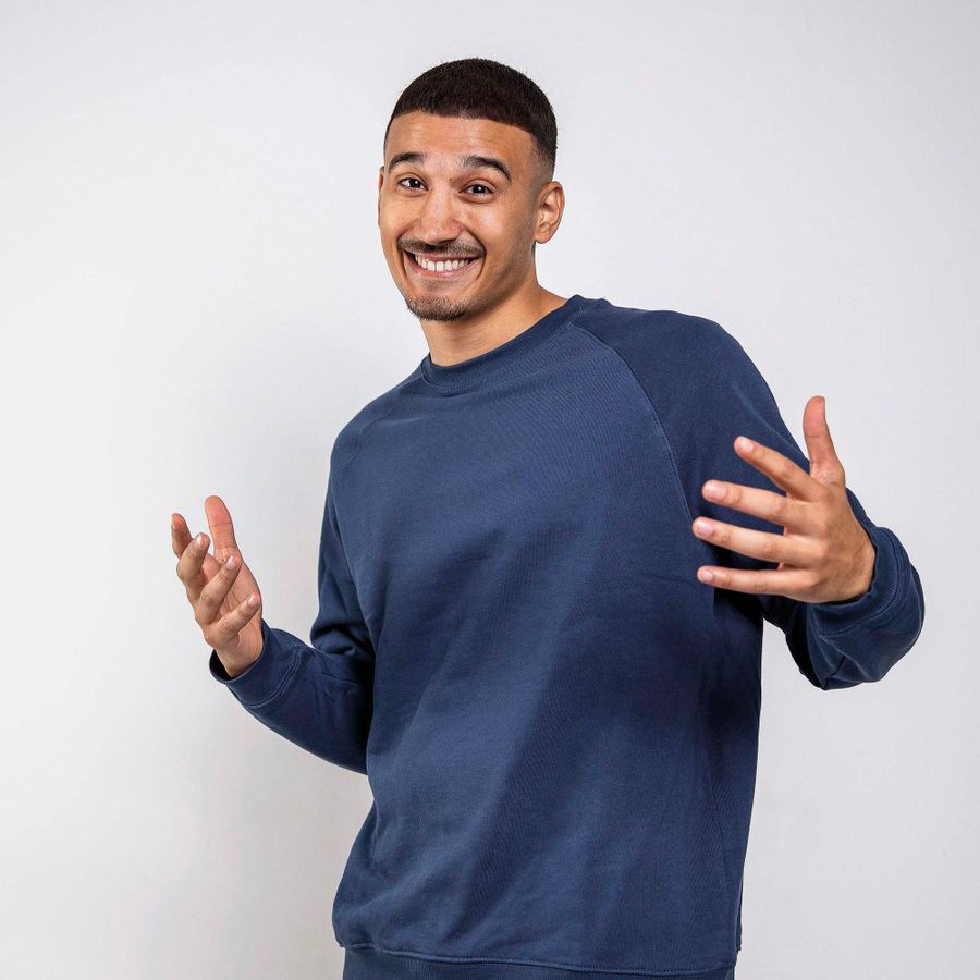 Nesim el Ahmadi poseert vrolijk.