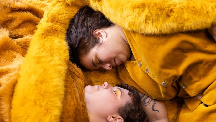 Twee mensen op de grond in gele kleding