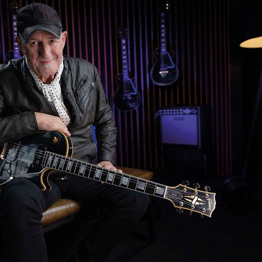 Jan Akkerman met gitaar