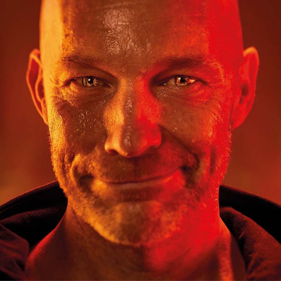foto van Jochen met oranje ligt en vuur in zijn ogen.