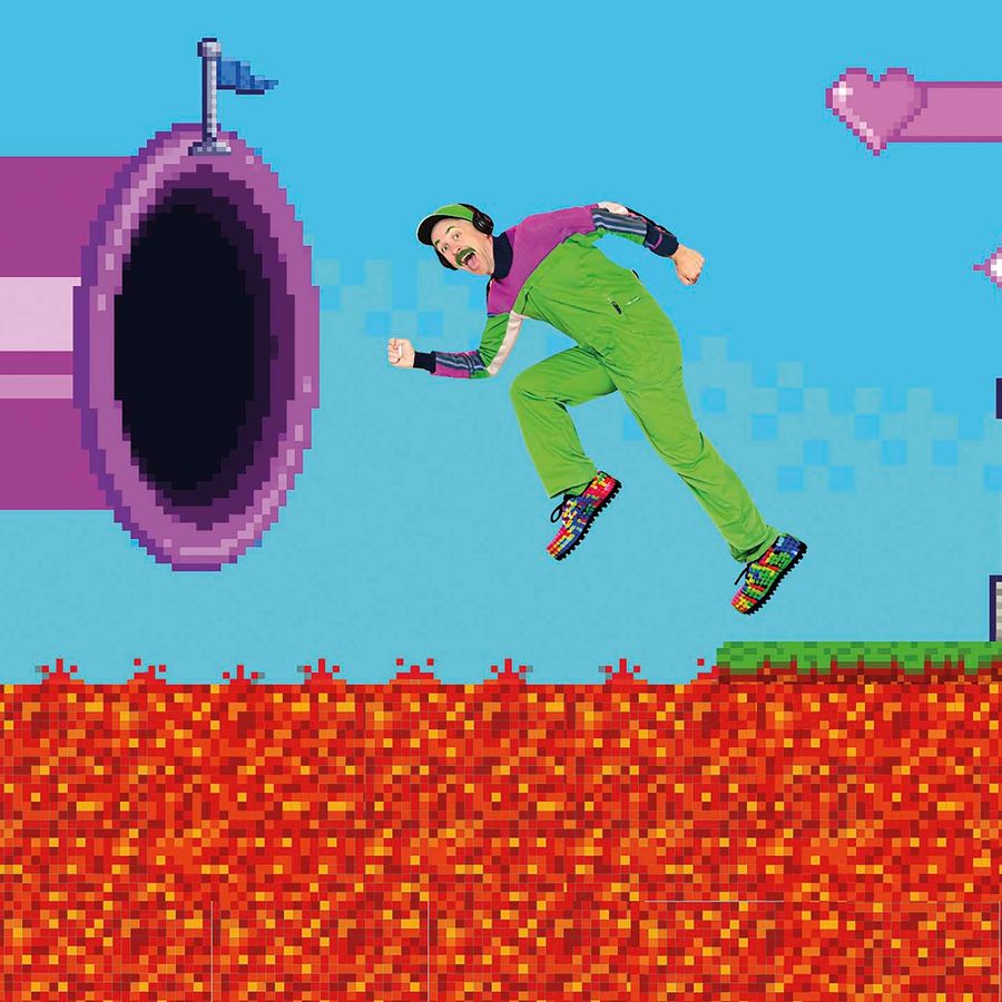 Een man in een groen paars pak loopt in een game wereld.