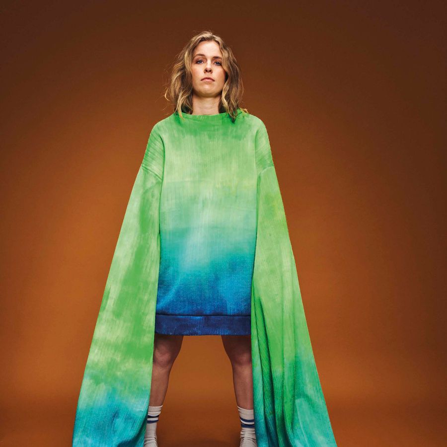 Myrte met een trui aan met enorm lange mouwen.