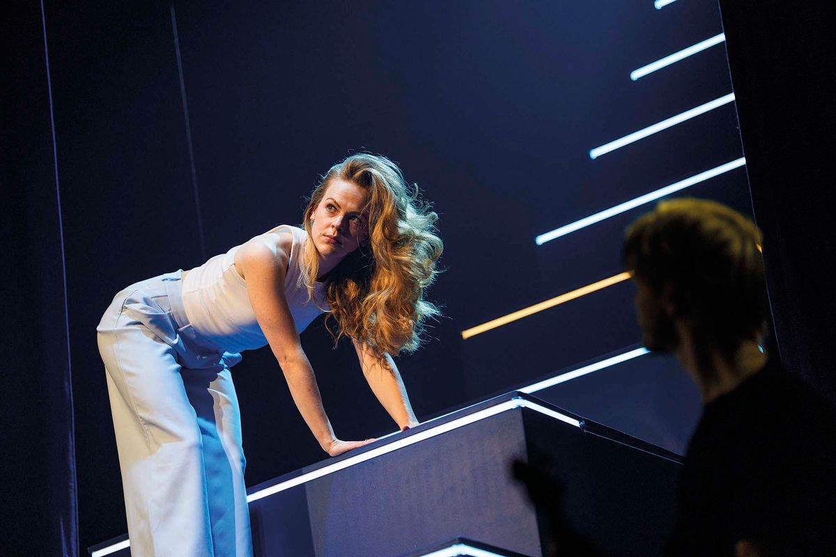 Lisa Ostermann op een trap