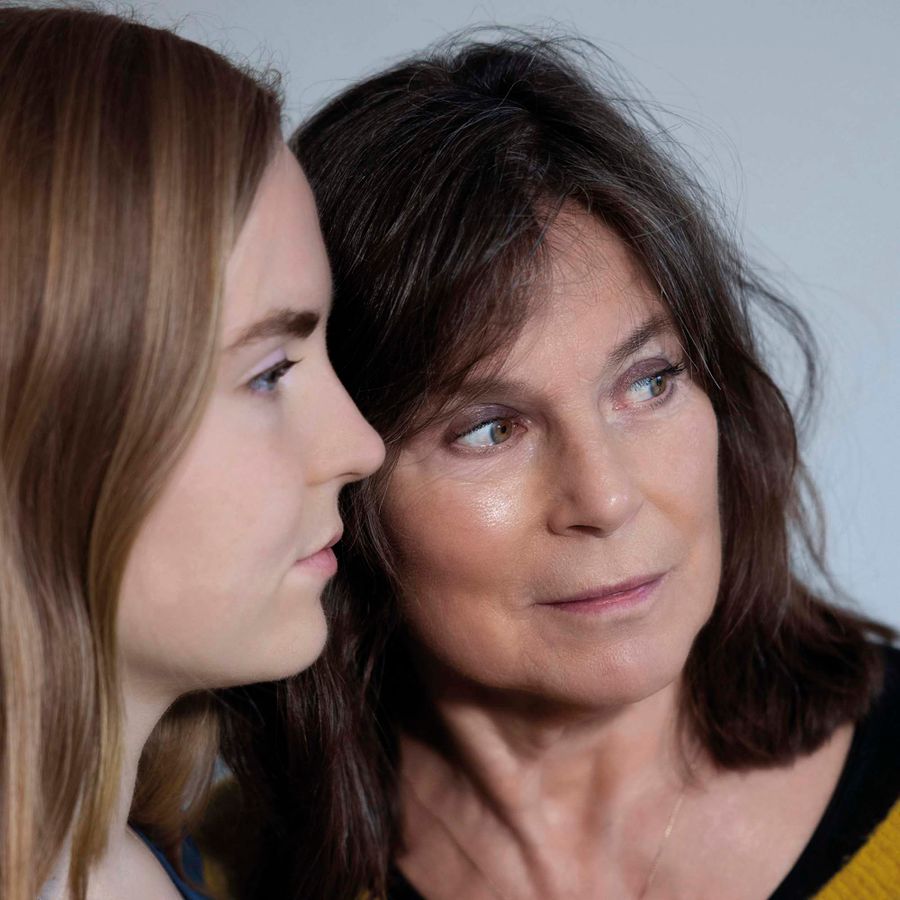 Debby en Emma kijken samen naar rechts.