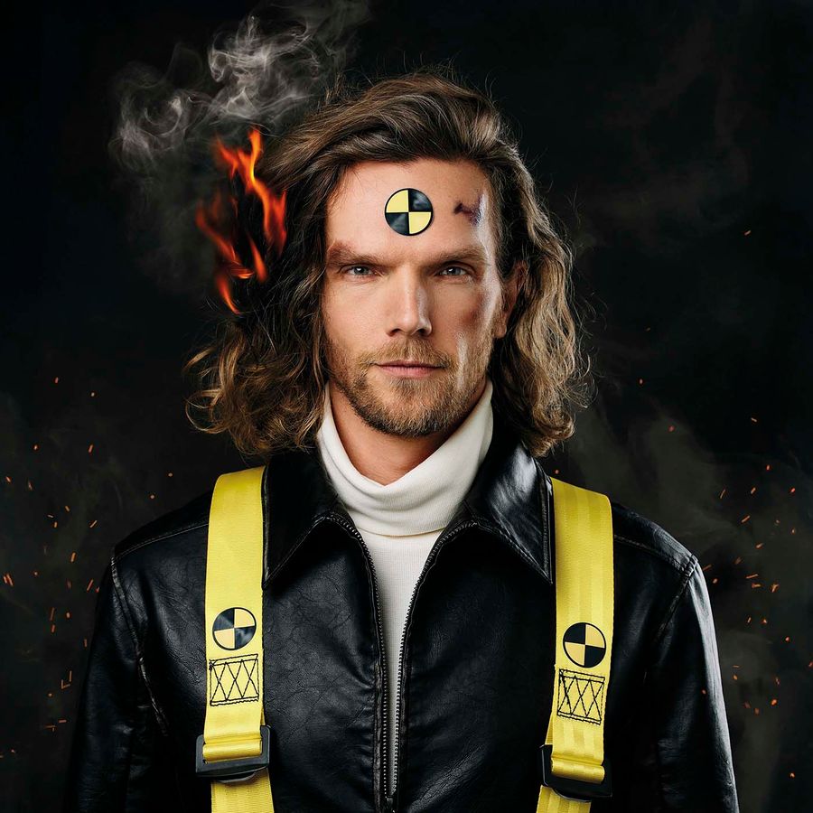 Ruud Smulders met  een stickers op zijn gezicht en zijn haar staat in vuur.