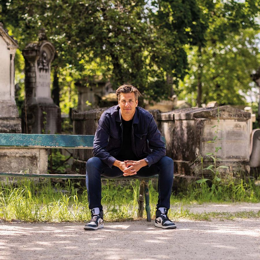 Rob zit buiten op een bankje