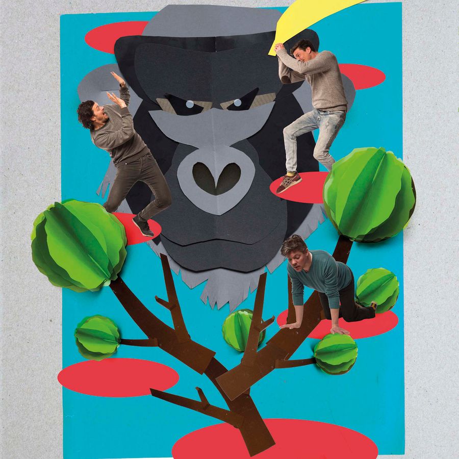 Drie mannen zitten in een papieren boom. Boven de boom is een grote aap.