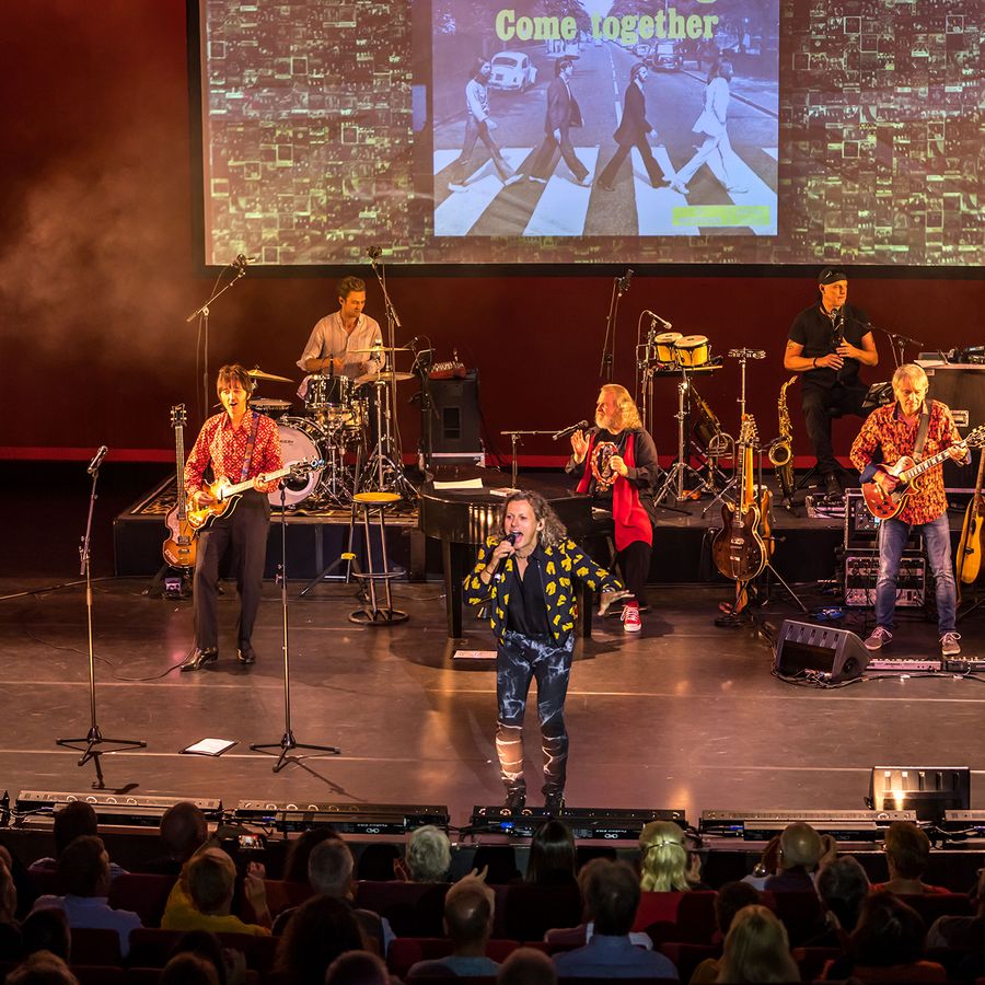 De band speelt live voor een enthousiast publiek.
