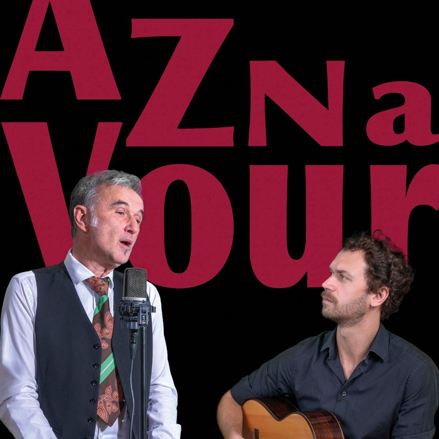 Frank en Florian zijn aan het zingen en gitaar spelen.