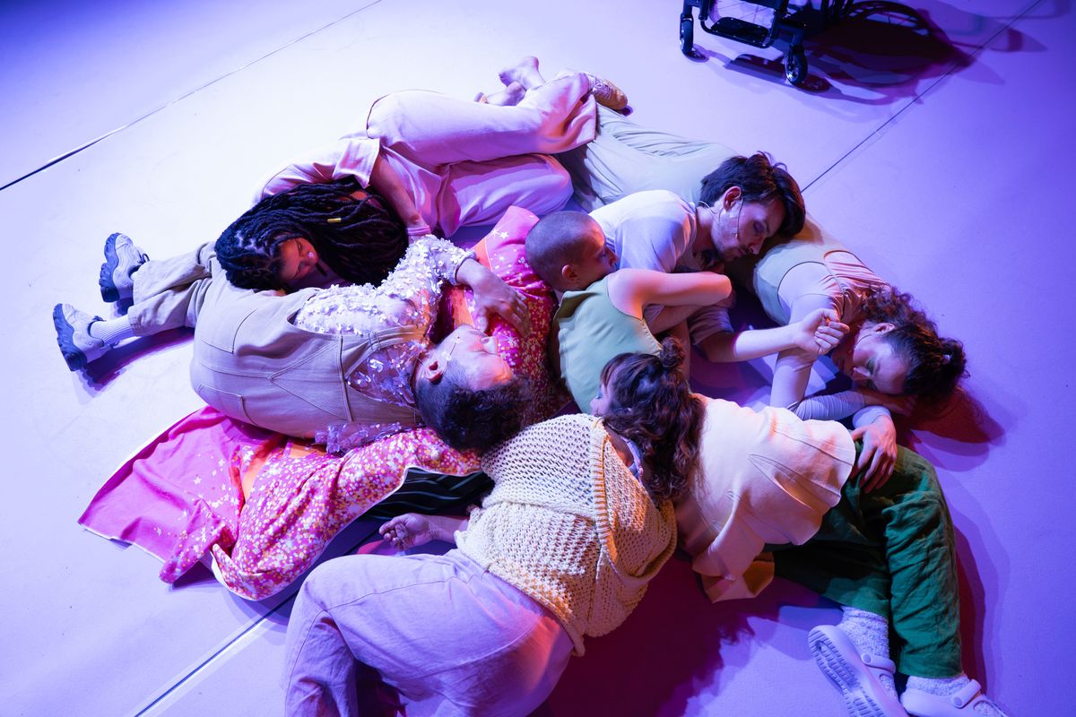 Acteurs liggend op de grond