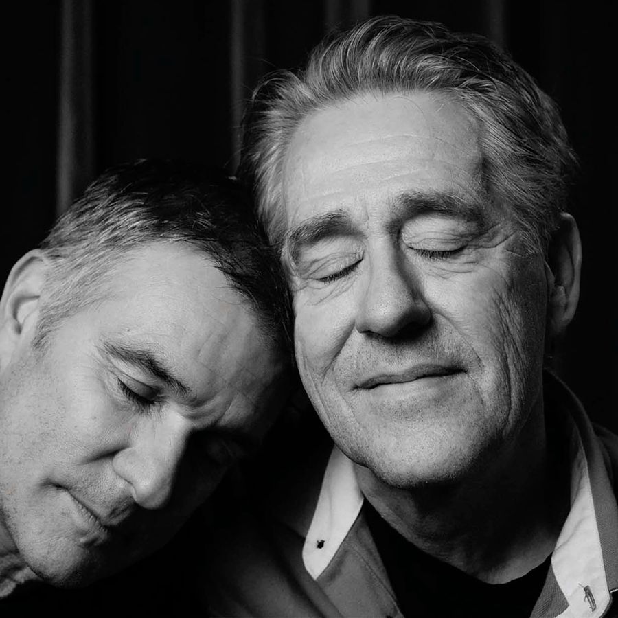 Een zwart-wit foto van Peter en Viggo met hun ogen gesloten.