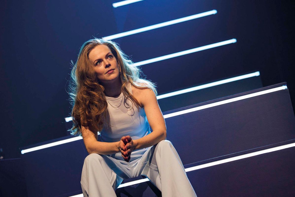 Lisa Ostermann op een trap van dichtbij