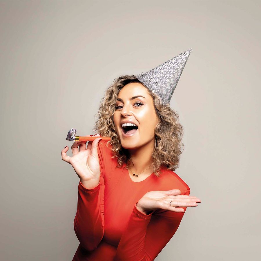 Iris Rulkens met een feesthoedje op