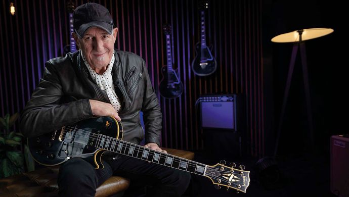 Jan Akkerman met gitaar