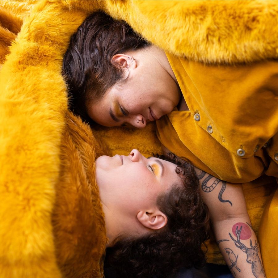 Twee mensen op de grond in gele kleding