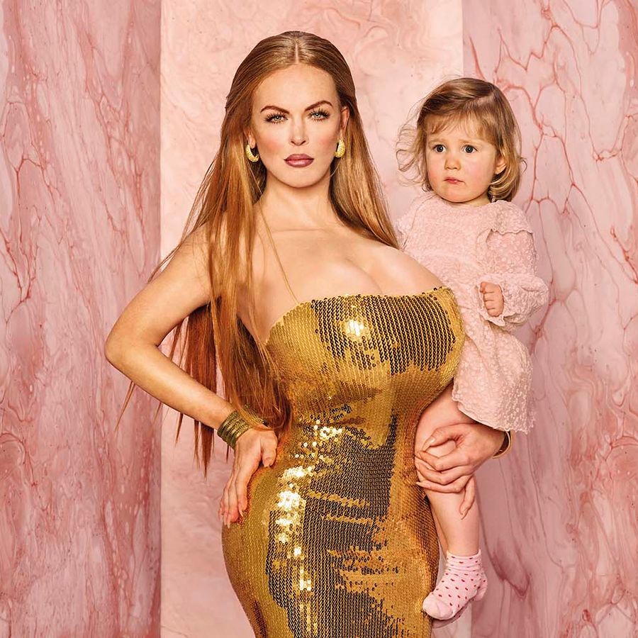 Lisa Ostermann met klein meisje op haar arm