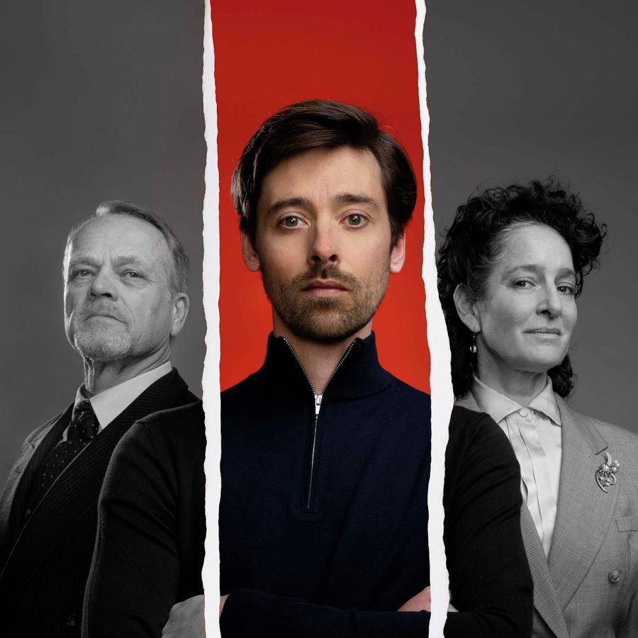 Een man staat in kleur op de voorgrond. Achter hem staat twee mensen in zwart wit.