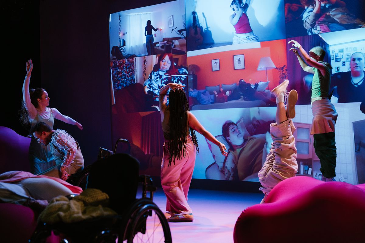 Acteurs dansend over het podium